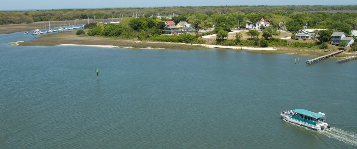 Jacksonville เนื้อเรื่องที่ อ่าวหรือท่าเรือ, ชายฝั่งทะเล และ การล่องเรือ