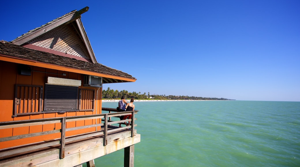 Naples Pier das einen Ansichten und allgemeine Küstenansicht sowie Paar