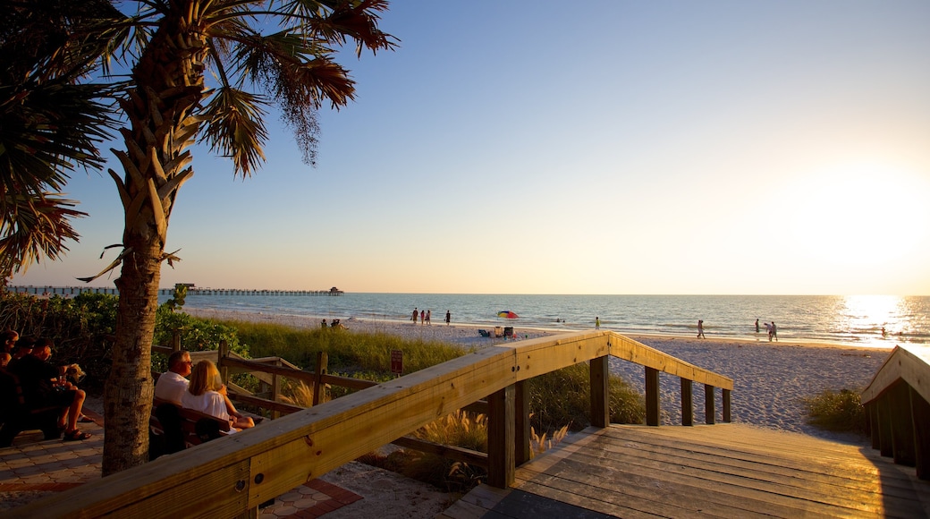 Naples welches beinhaltet Sonnenuntergang und Strand