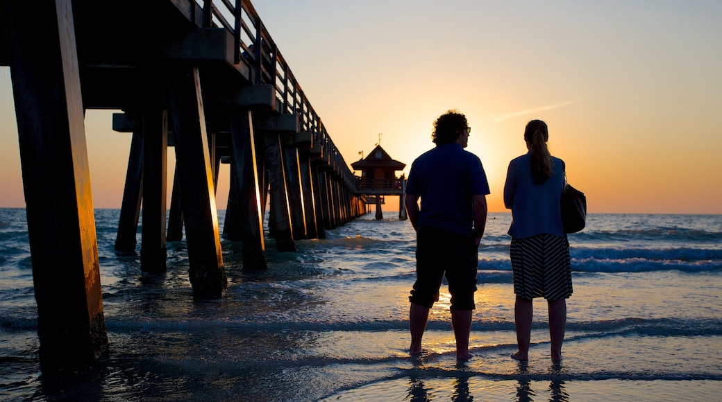 Naples Pier ofreciendo una playa, vista y un atardecer