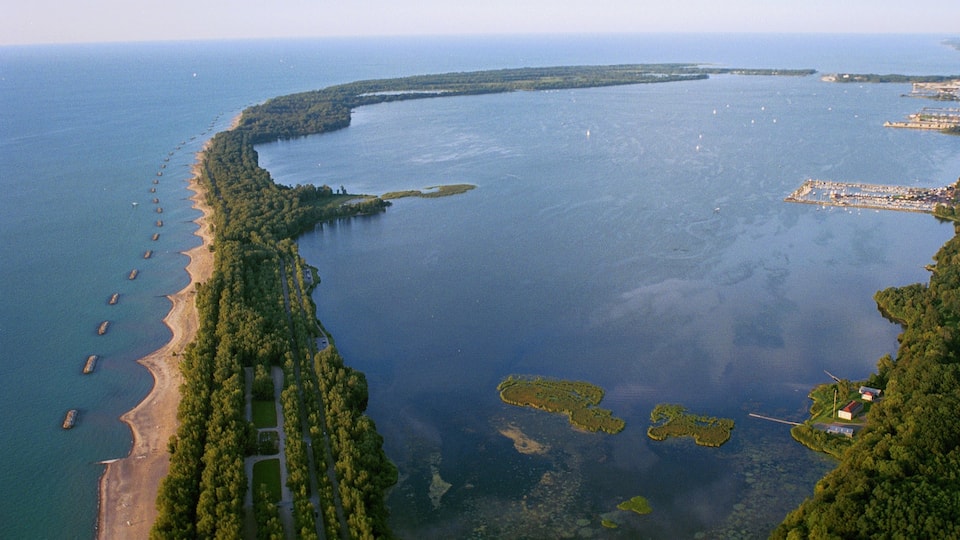 Erie que incluye vistas generales de la costa, una bahía o puerto y un lago o abrevadero