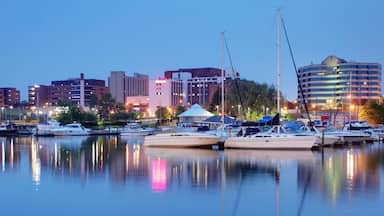 Erie mettant en vedette lac ou étang, marina et scènes de nuit