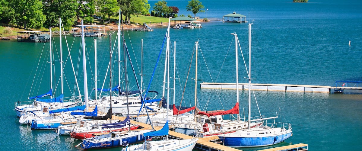 Greenville ofreciendo una marina, un río o arroyo y vistas generales de la costa