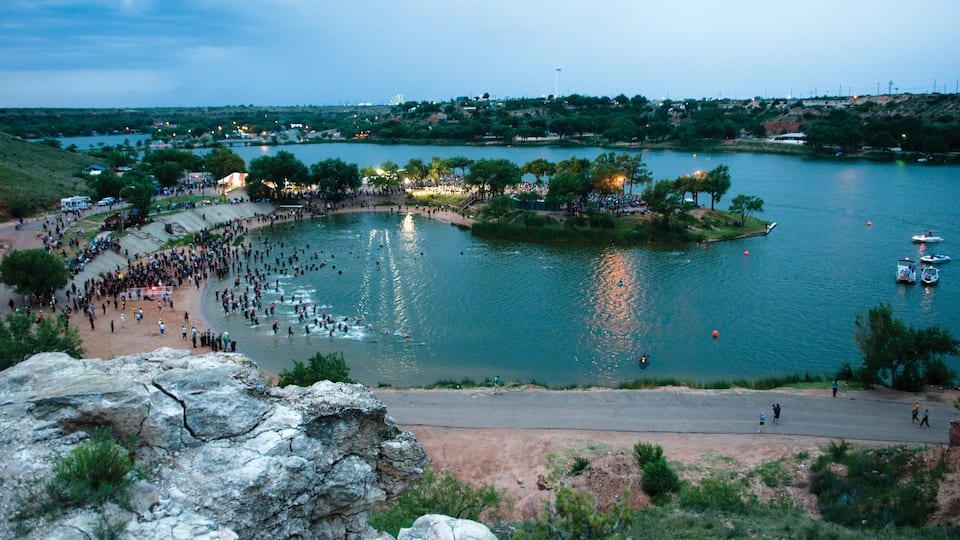 Lubbock mostrando una ciudad costera, vistas de paisajes y un lago o abrevadero