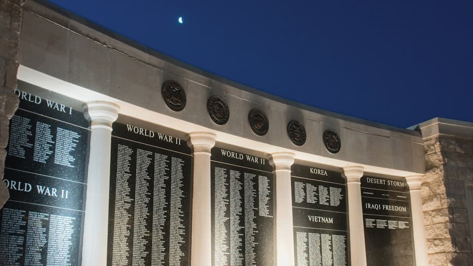 Lubbock mostrando un monumento y escenas nocturnas