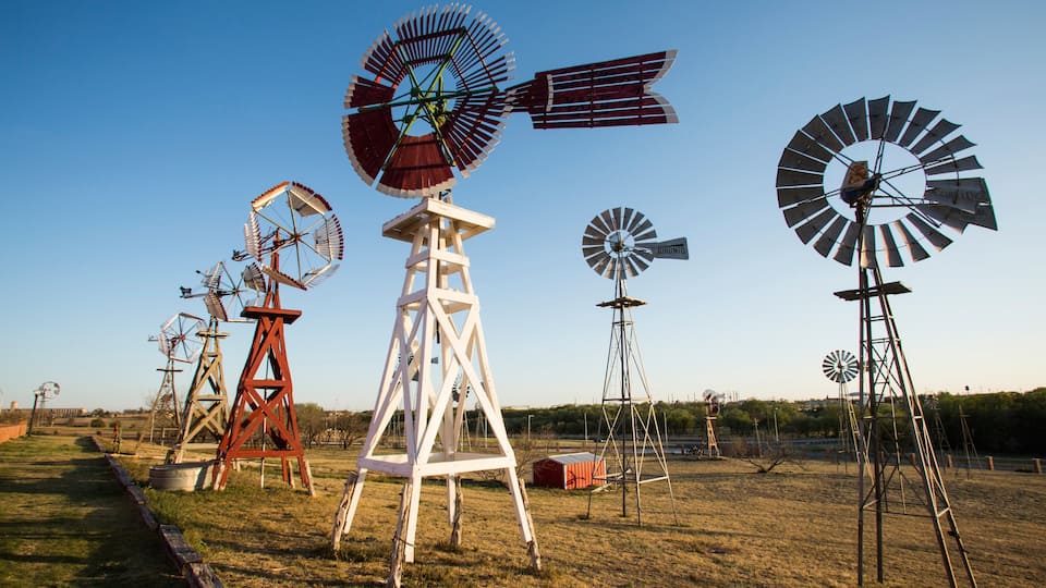 Lubbock mostrando escenas tranquilas y un molino de viento