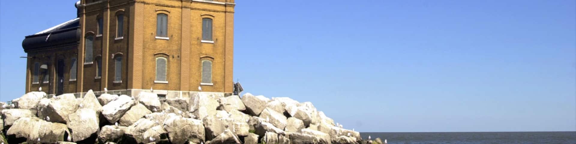 Toledo que incluye un faro y vistas generales de la costa