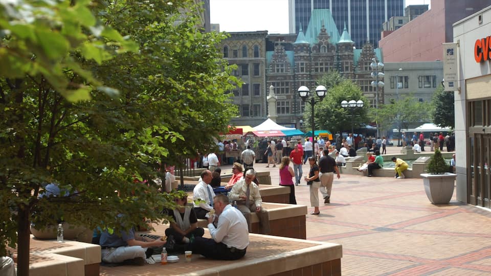 Dayton que incluye un parque o plaza, comer al aire libre y una ciudad