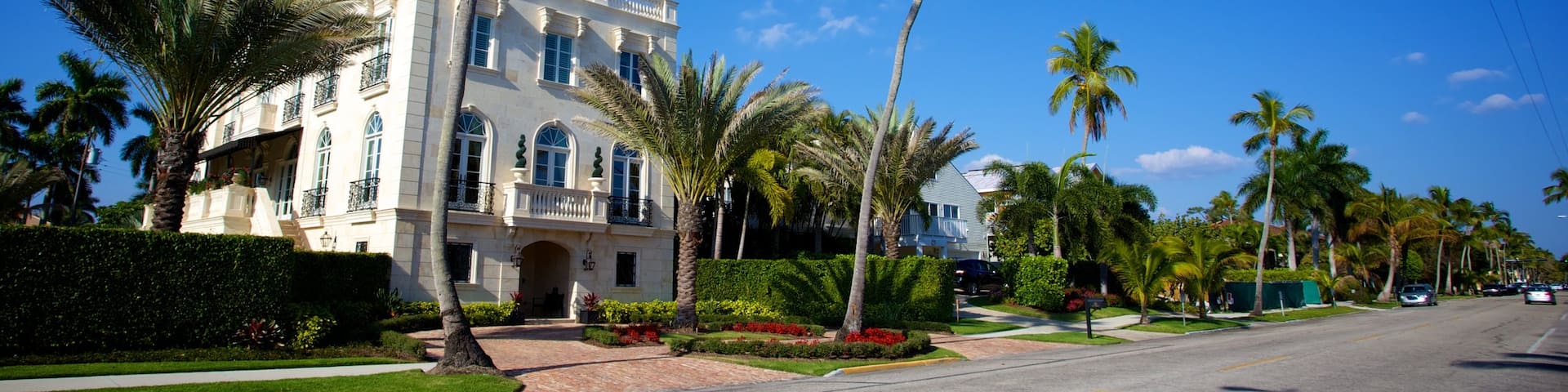 5th Avenue Shopping District showing street scenes and a house