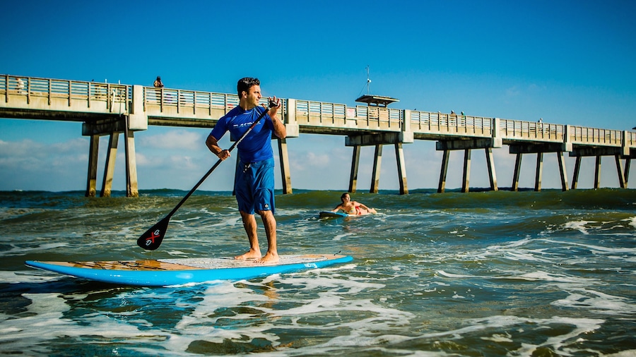Jacksonville Beach mostrando vistas, surf y olas