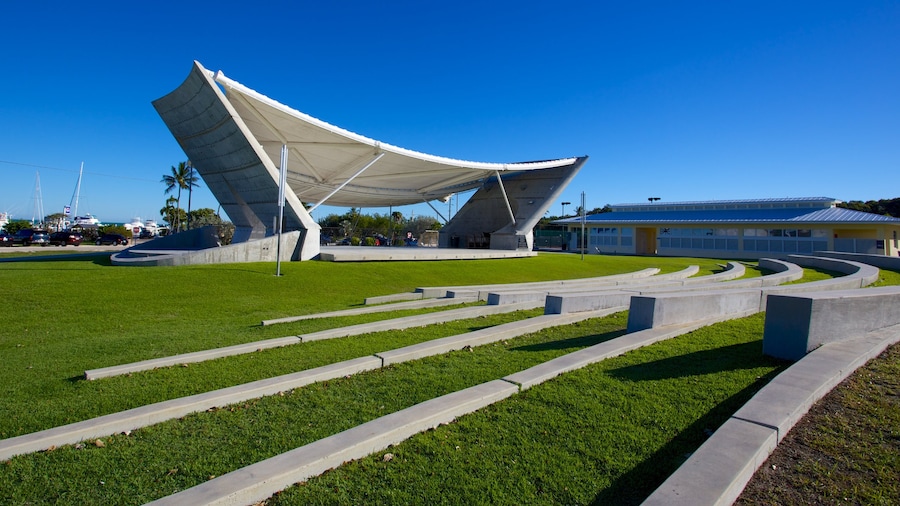 Parque Fundadores mostrando arquitectura moderna, escenas de teatro y un parque