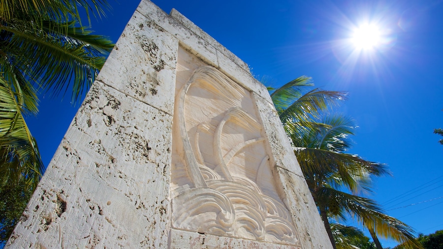 Hurricane Monument che include monumento e arte urbana