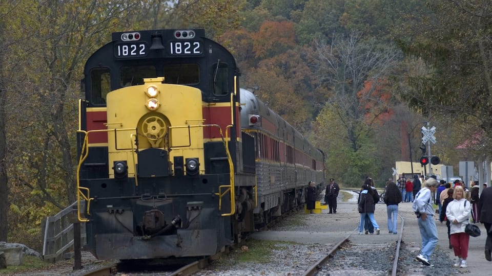 Canton featuring railway items as well as a large group of people