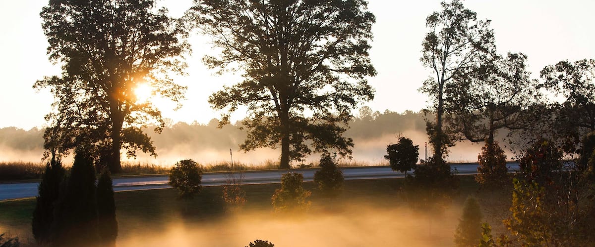 Spartanburg toont akkerland, een zonsondergang en mist of nevel