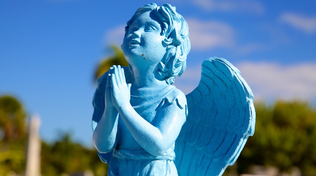 Cementerio de Cayo Hueso que incluye un cementerio y una estatua o escultura