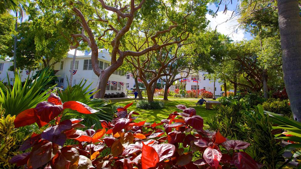 Harry S. Truman Little White House showing a house and a garden