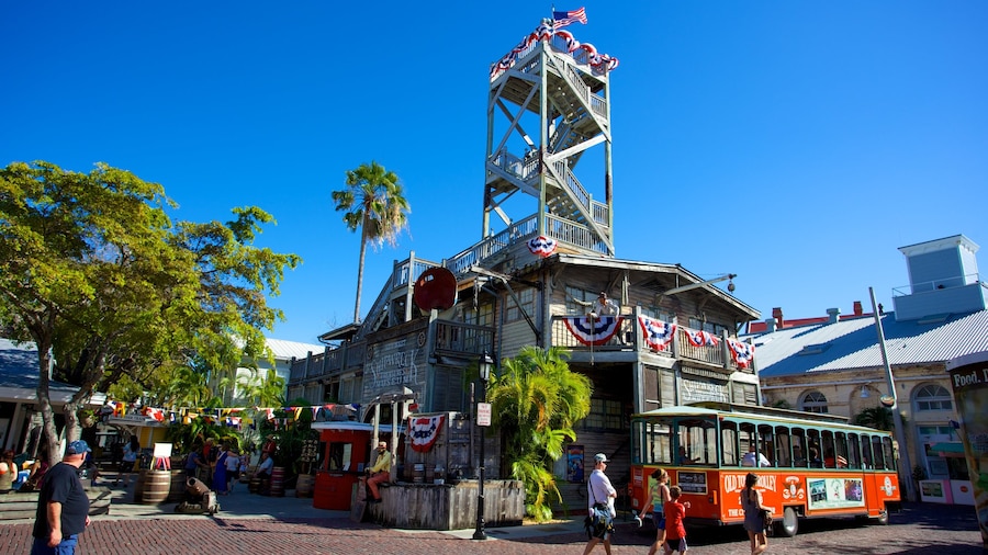 Key West Shipwreck Museum mostrando cenas de rua