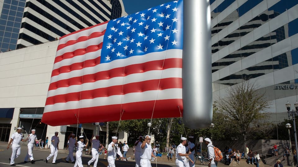 Centro de Jacksonville que incluye un festival y artículos militares y también un gran grupo de personas