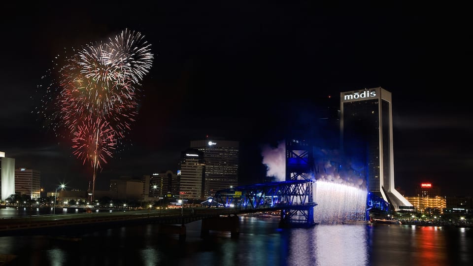 Centro de Jacksonville ofreciendo un puente, un río o arroyo y escenas nocturnas