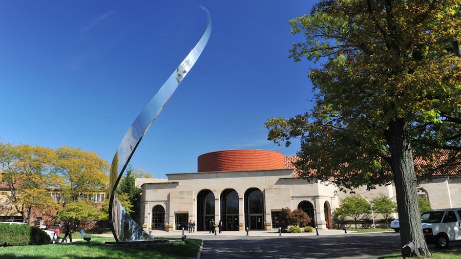 Dayton Art Institute mostrando arte ao ar livre e um monumento