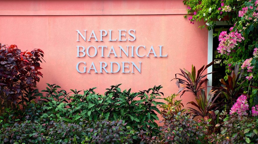 Jardín Botánico de Naples mostrando señalización y un jardín