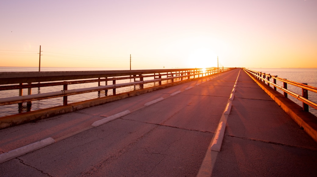 Seven Mile Bridge som inkluderer solnedgang og bro