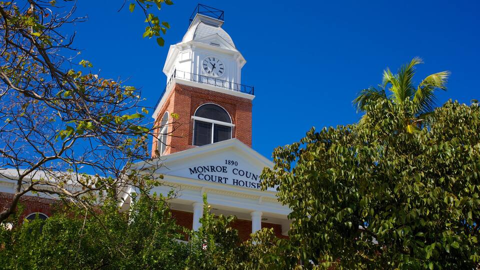 Jackson Square featuring heritage architecture and an administrative buidling