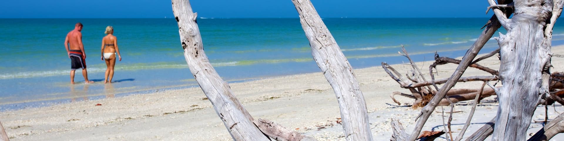 Barefoot Beach das einen Strand sowie Paar