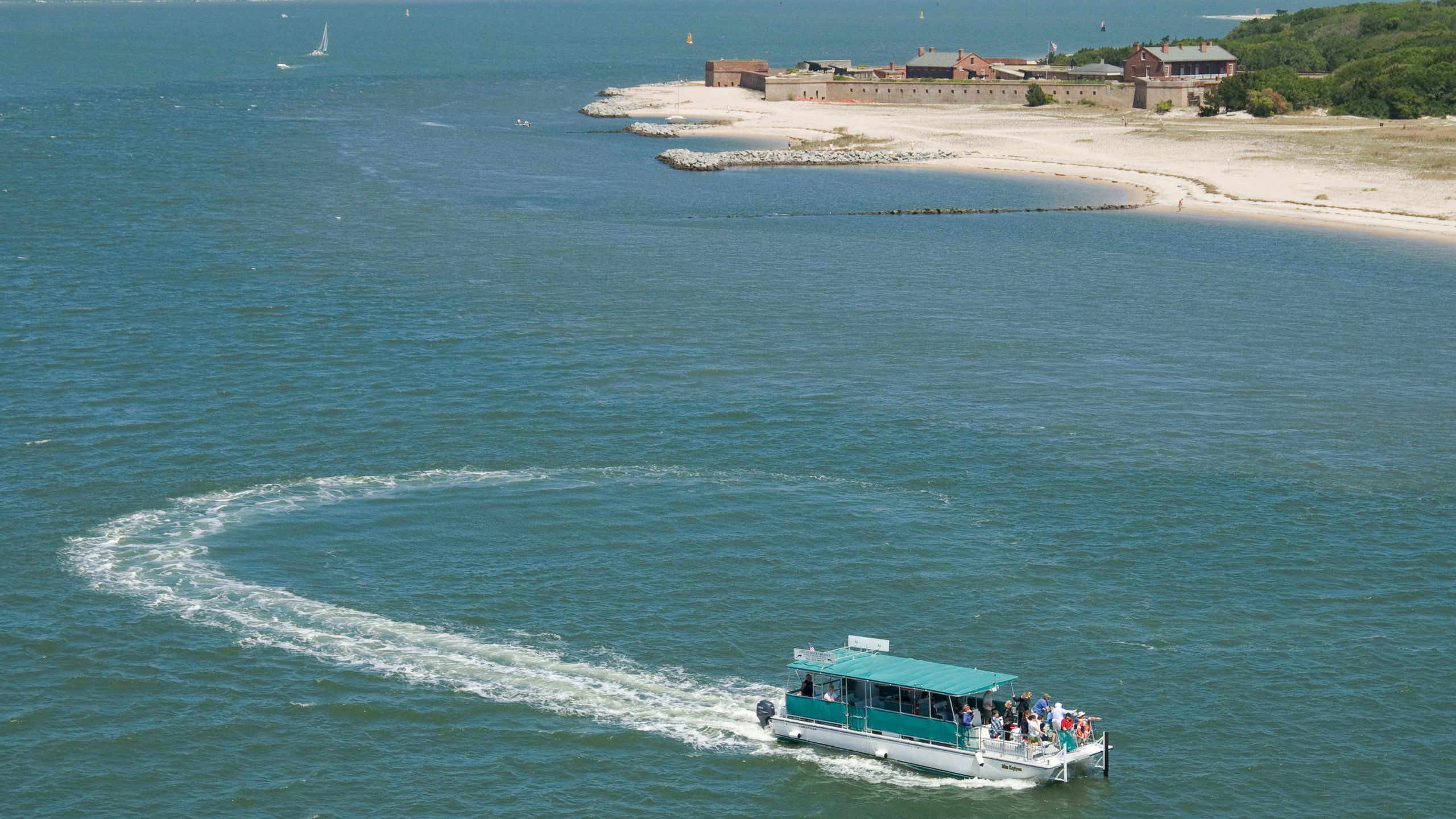 Fort Clinch State Park som visar båtkörning, en strand och kustutsikter