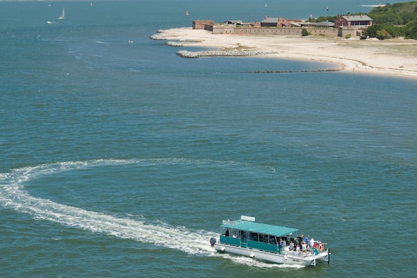 Fort Clinch State Park som viser udsigt over kystområde, en sandstrand og bådsejlads