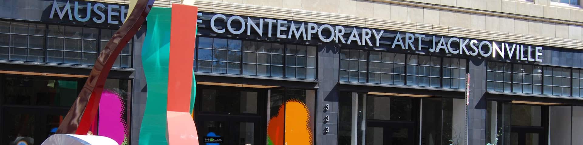 Jacksonville Museum of Modern Art que incluye escenas urbanas y también una mujer
