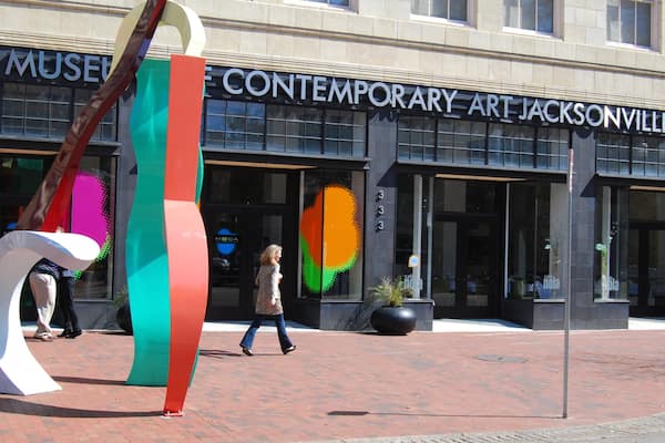 Jacksonville Museum of Modern Art mettant en vedette scĂšnes de rue aussi bien que femme