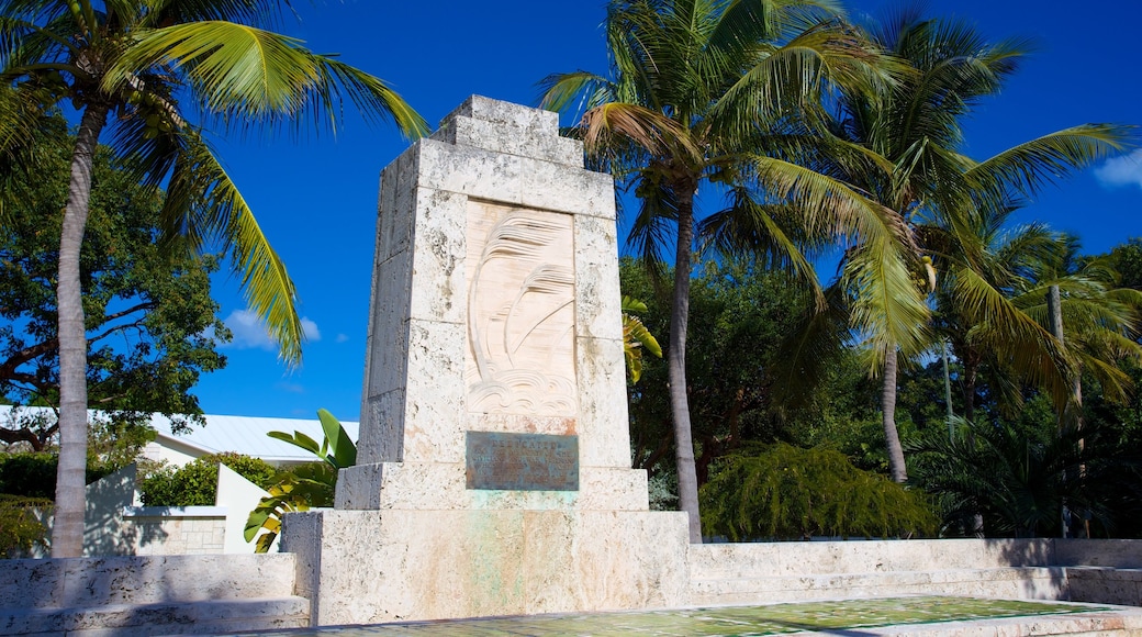 Hurricane-monumentet fasiliteter samt monument