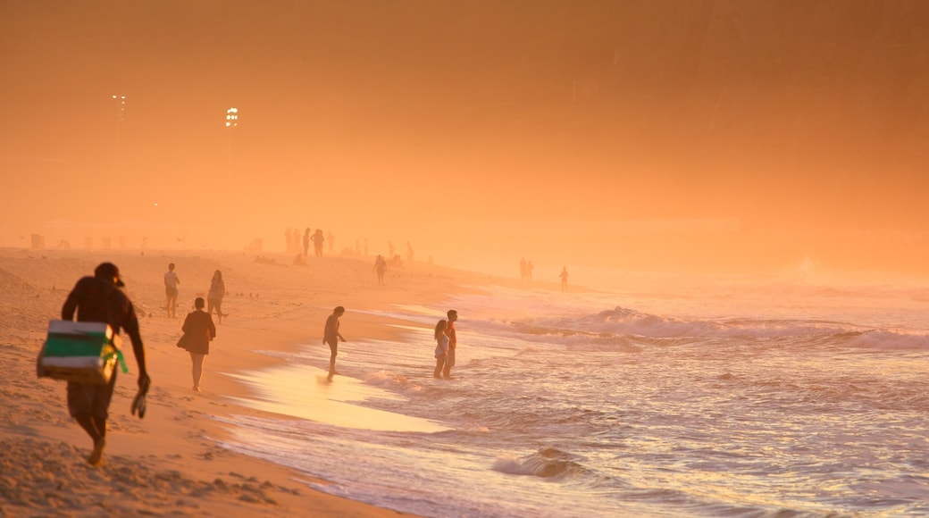 Playa de Copacabana que incluye un atardecer, una playa y niebla