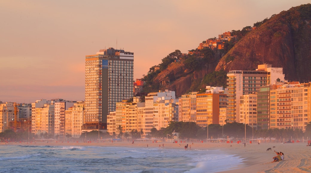 Copacabana Beach som visar en sandstrand och en kuststad