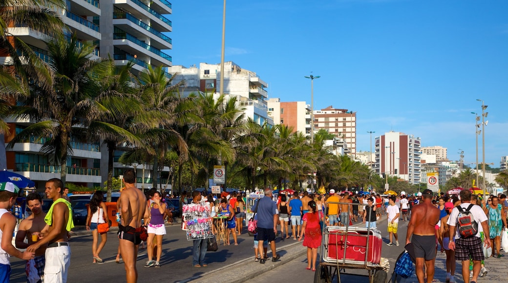 Strand von Ipanema welches beinhaltet Straßenszenen sowie große Menschengruppe