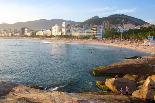Praia do Arpoador das einen schroffe Küste