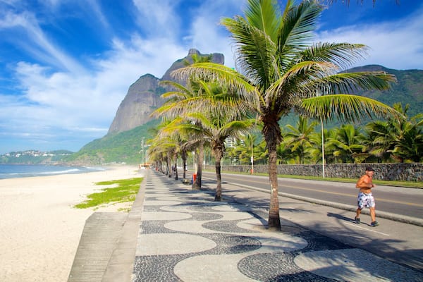 Praia de SĂŁo Conrado das einen Strand