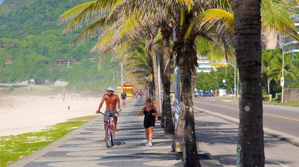 Playa de São Conrado mostrando ciclismo y escenas cotidianas