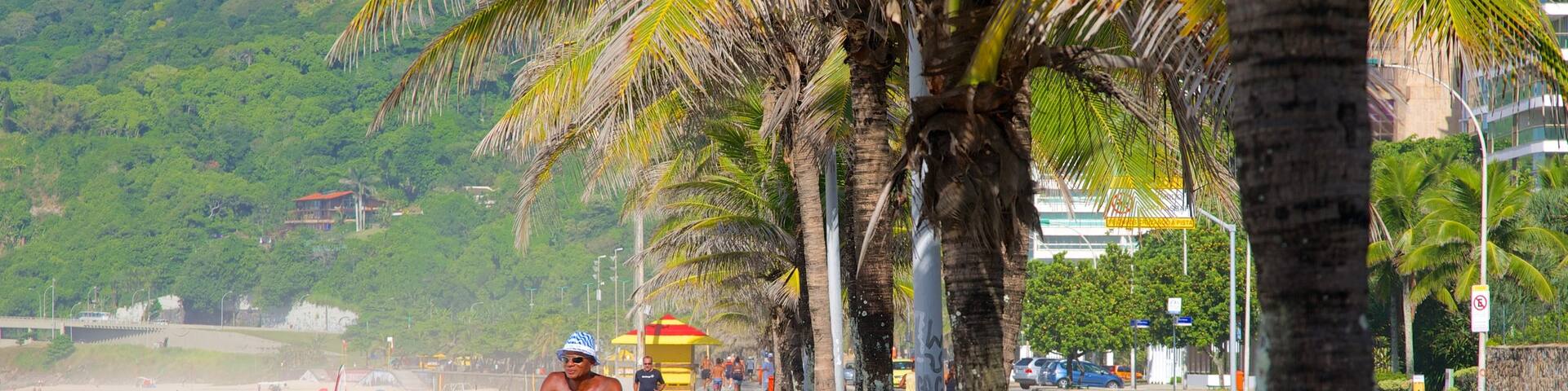Sao Conrado Beach showing cycling and street scenes