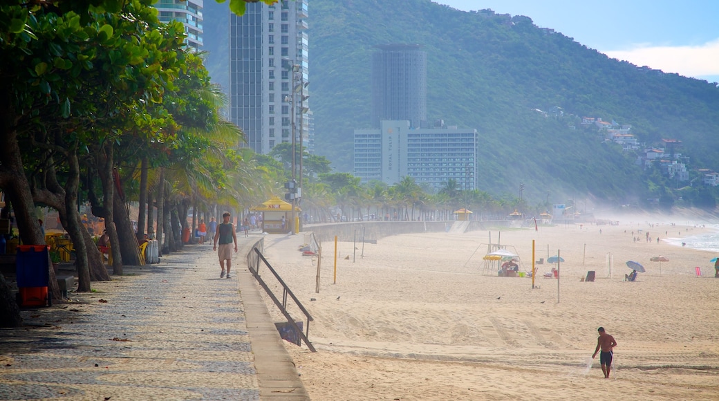 Playa de São Conrado ofreciendo una playa