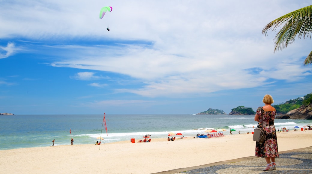 Sao Conrado-stranden som viser strand i tillegg til en kvinne