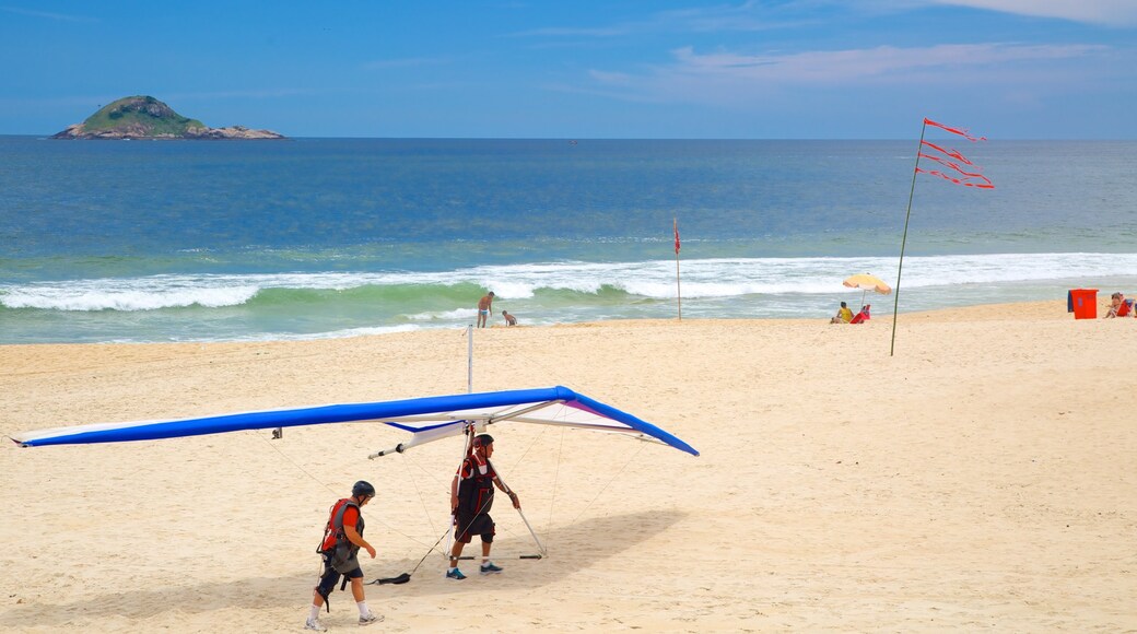 Playa de São Conrado ofreciendo escenas tropicales, una playa y vistas de paisajes