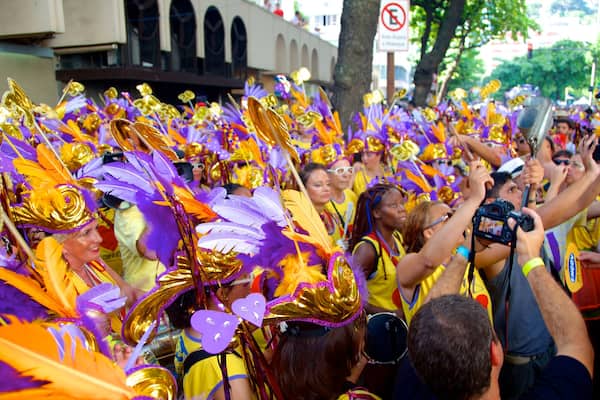 Hippie Fair presenterar en festival sÄvÀl som en stor grupp av mÀnniskor