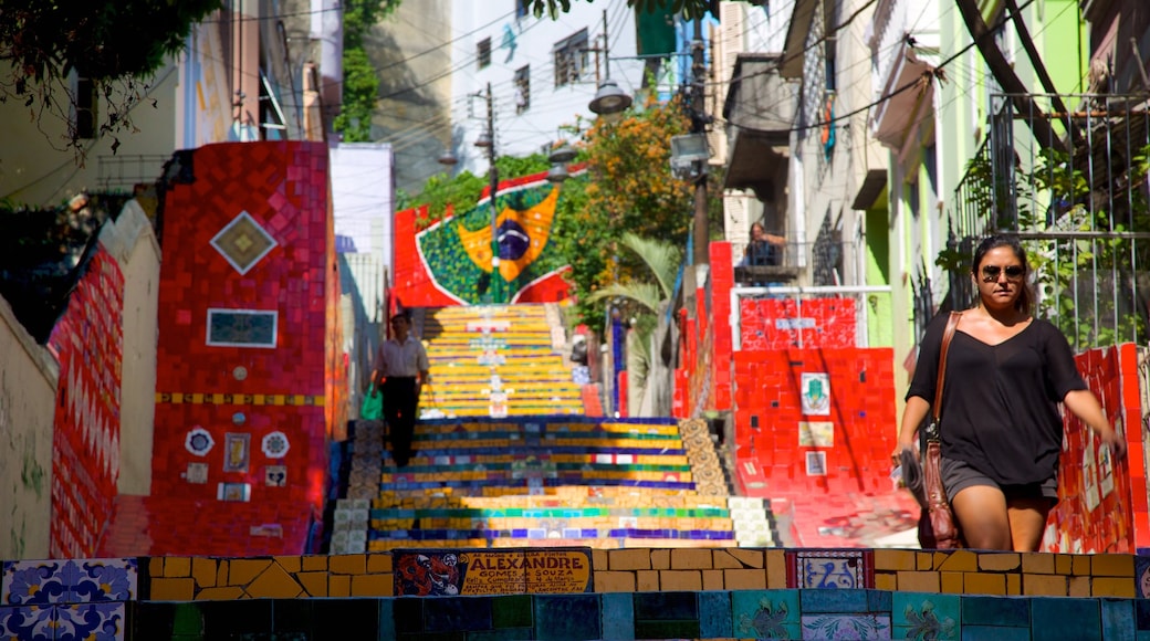 Escadaria do Selarón mostrando arte ao ar livre