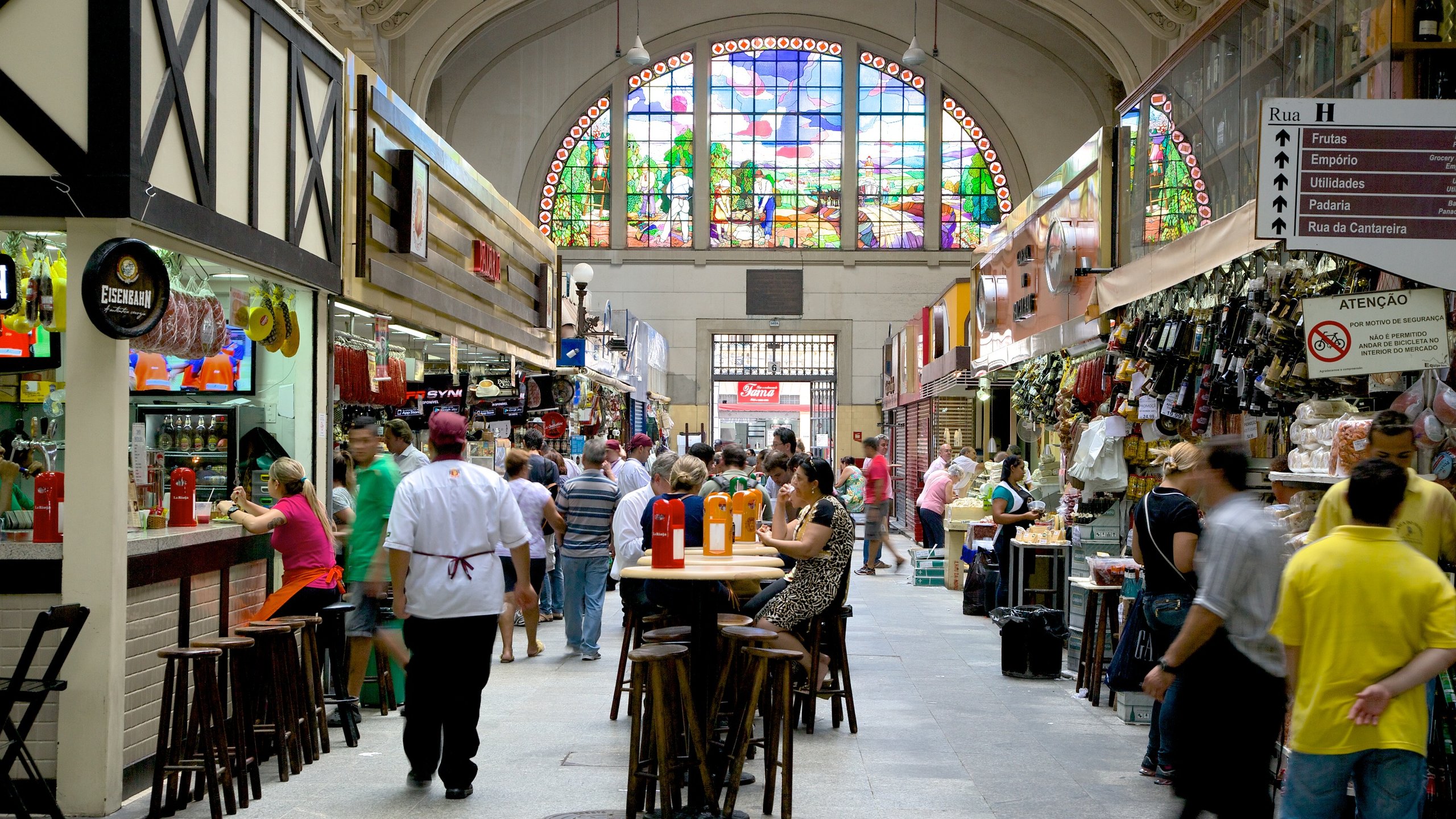 Mercado Municipal caracterizando cenas de cafeteria, mercados e vistas internas