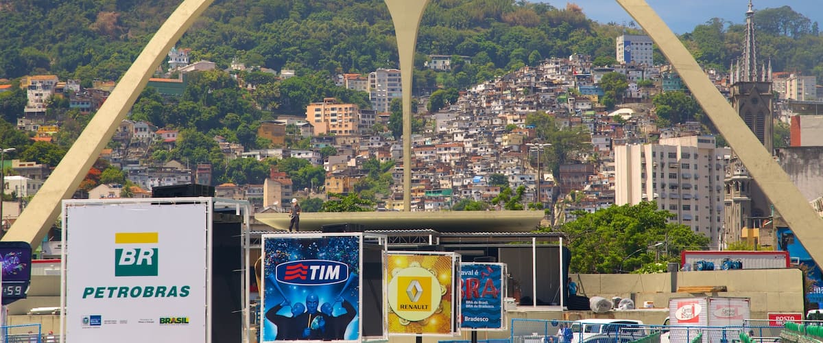 Sambódromo do Anhembi que inclui uma cidade e sinalização