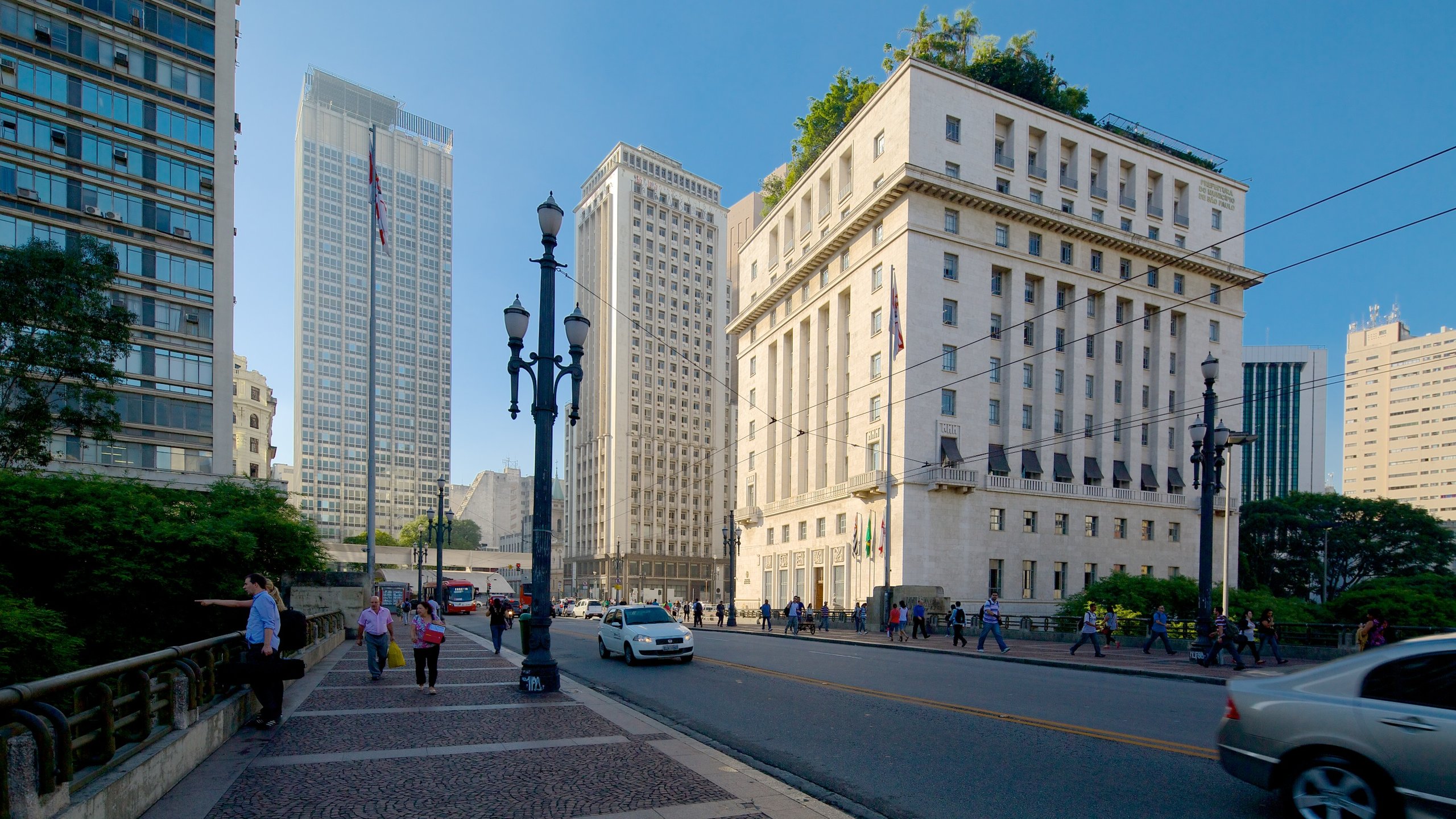 Prefeitura que inclui uma cidade e cenas de rua