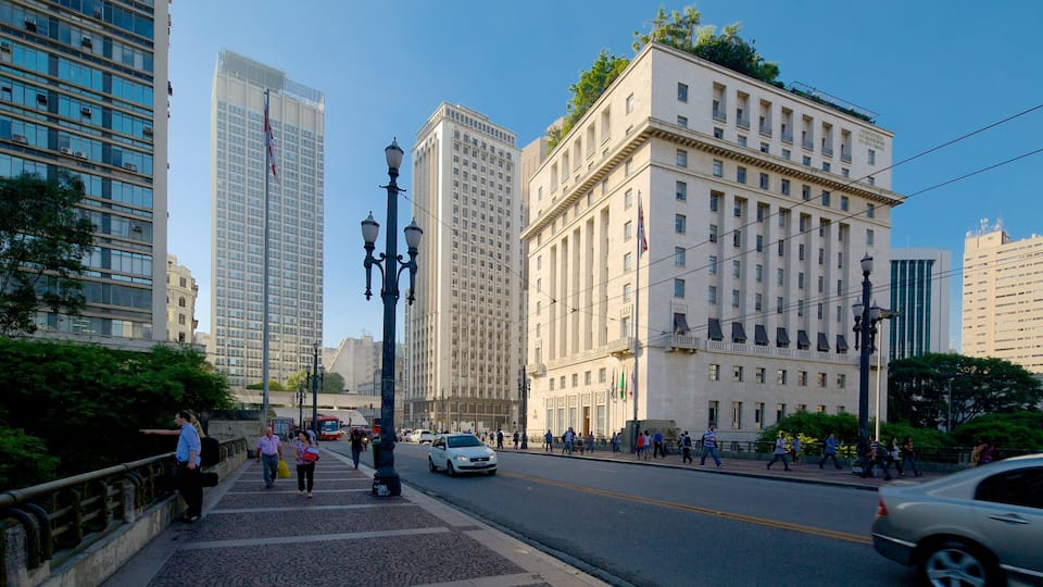 Ayuntamiento que incluye una ciudad y escenas cotidianas
