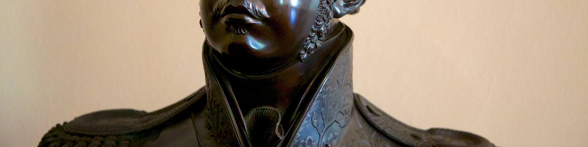 National Fine Arts Museum showing a statue or sculpture